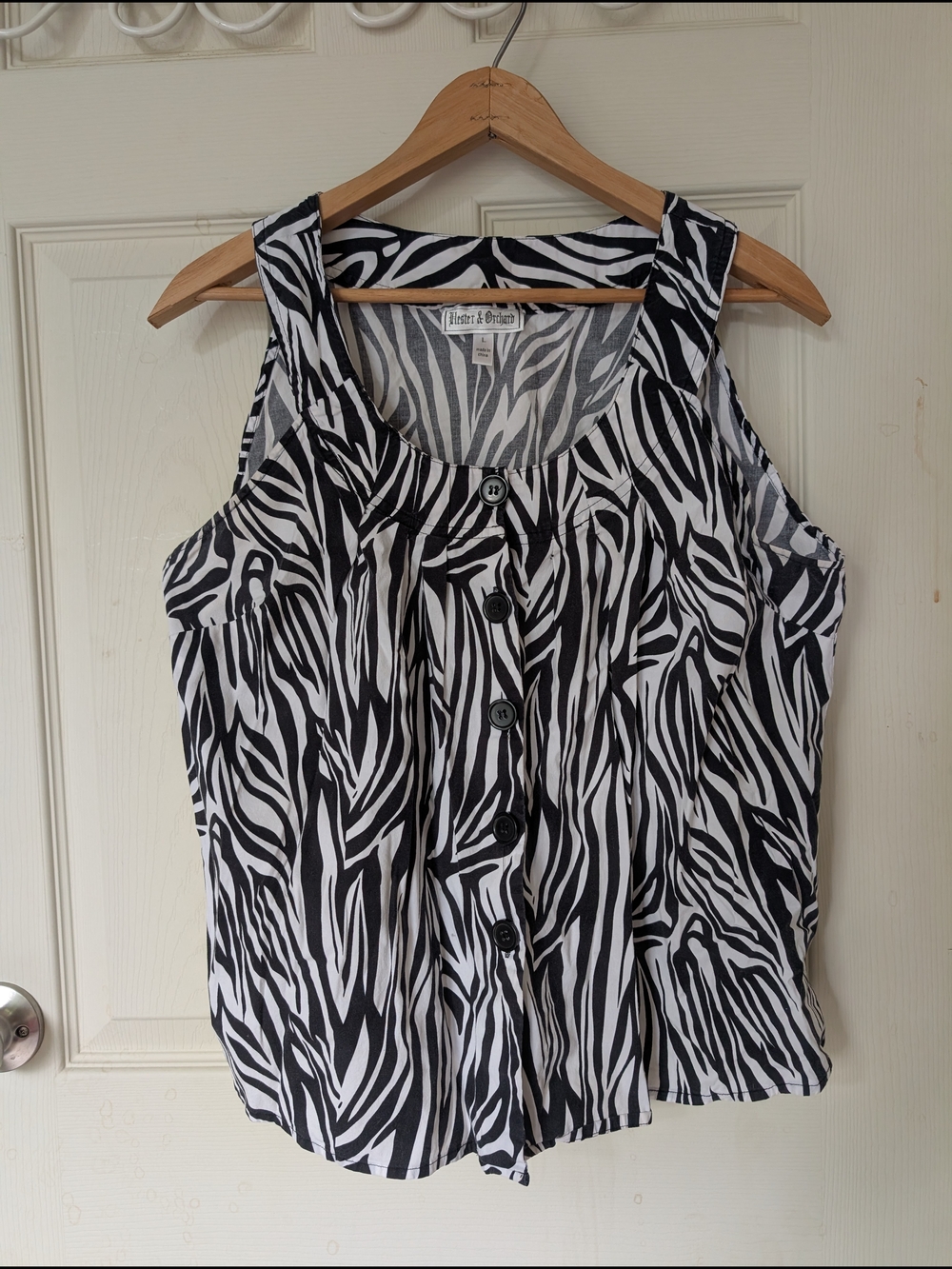 Hester & Orchard Zebra-Print Sleeveless Button Up Top Large
